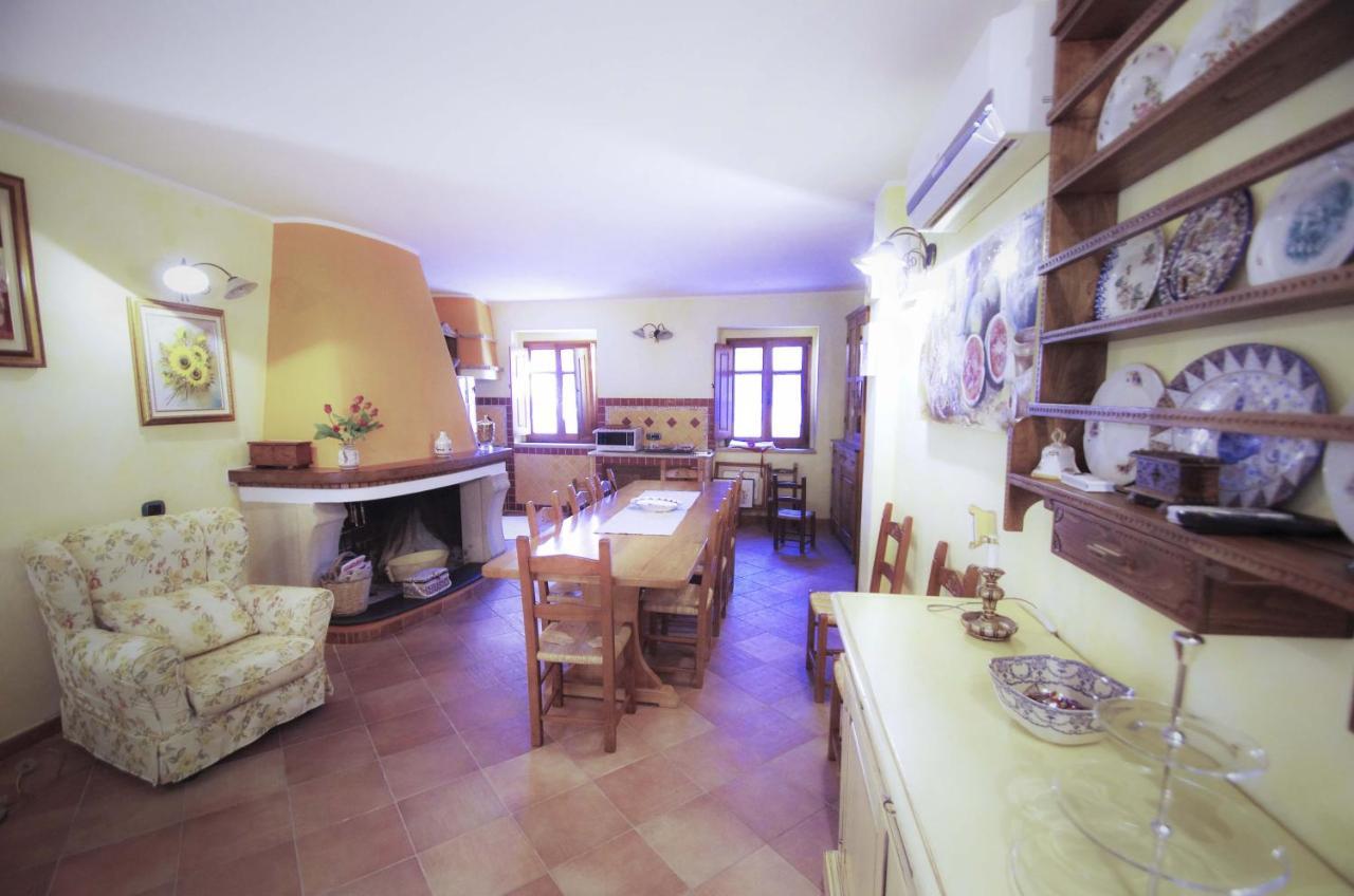 Casa De Ajala - B&B De Charme In Antica Dimora Totalmente Ristrutturata E Dotata Di Tutti I Confort Bagni Privati Spazio Living Patio Esterno Ambienti Climatizzati Degustazioni Prodotti Locali Làconi Екстериор снимка