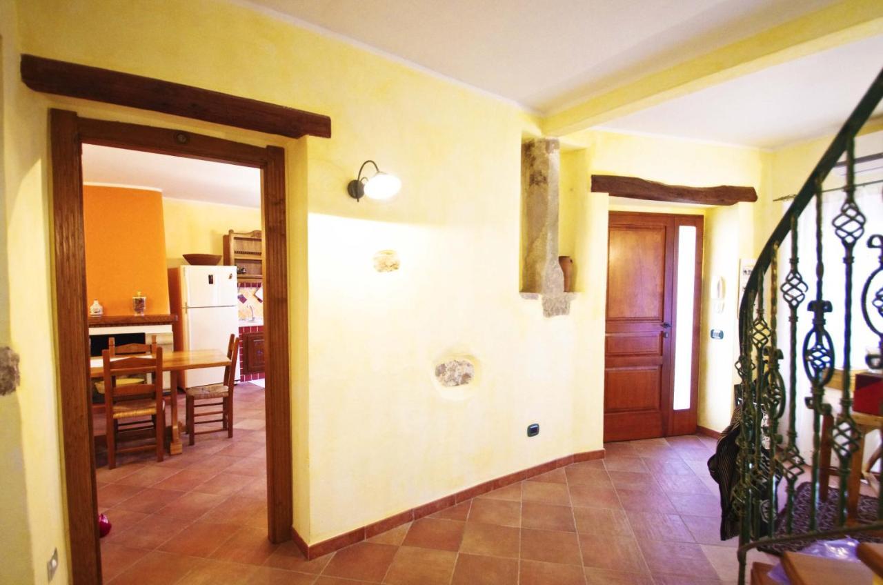 Casa De Ajala - B&B De Charme In Antica Dimora Totalmente Ristrutturata E Dotata Di Tutti I Confort Bagni Privati Spazio Living Patio Esterno Ambienti Climatizzati Degustazioni Prodotti Locali Làconi Екстериор снимка
