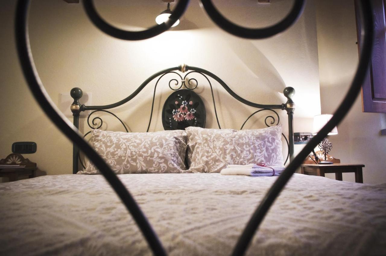 Casa De Ajala - B&B De Charme In Antica Dimora Totalmente Ristrutturata E Dotata Di Tutti I Confort Bagni Privati Spazio Living Patio Esterno Ambienti Climatizzati Degustazioni Prodotti Locali Làconi Екстериор снимка
