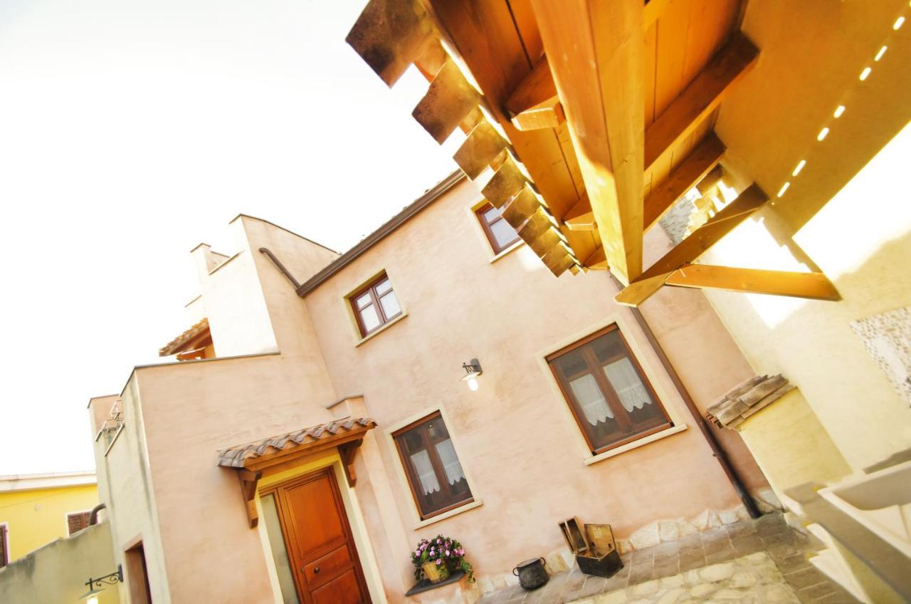 Casa De Ajala - B&B De Charme In Antica Dimora Totalmente Ristrutturata E Dotata Di Tutti I Confort Bagni Privati Spazio Living Patio Esterno Ambienti Climatizzati Degustazioni Prodotti Locali Làconi Екстериор снимка