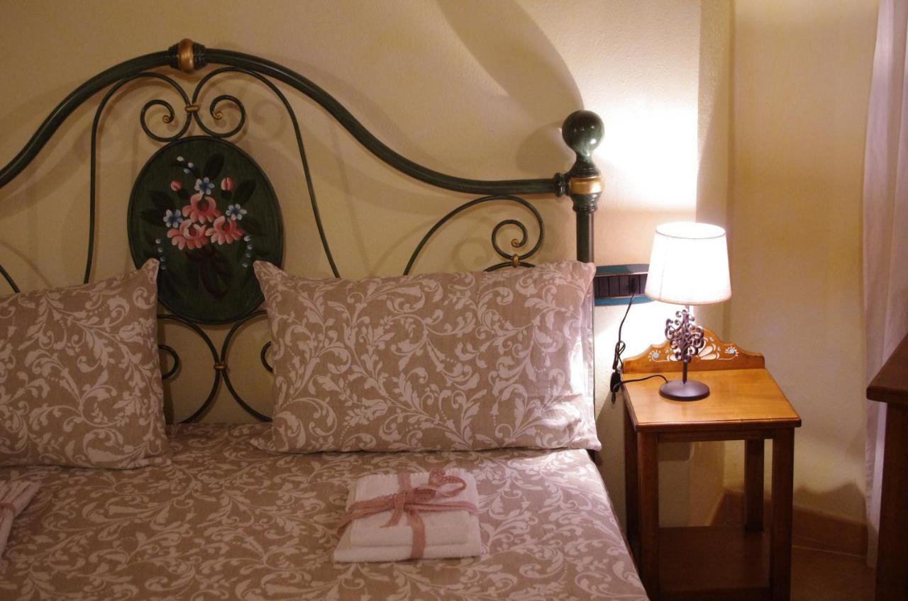 Casa De Ajala - B&B De Charme In Antica Dimora Totalmente Ristrutturata E Dotata Di Tutti I Confort Bagni Privati Spazio Living Patio Esterno Ambienti Climatizzati Degustazioni Prodotti Locali Làconi Екстериор снимка