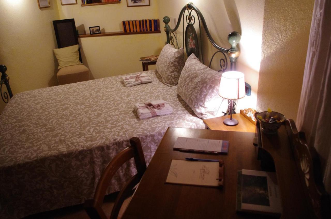 Casa De Ajala - B&B De Charme In Antica Dimora Totalmente Ristrutturata E Dotata Di Tutti I Confort Bagni Privati Spazio Living Patio Esterno Ambienti Climatizzati Degustazioni Prodotti Locali Làconi Екстериор снимка
