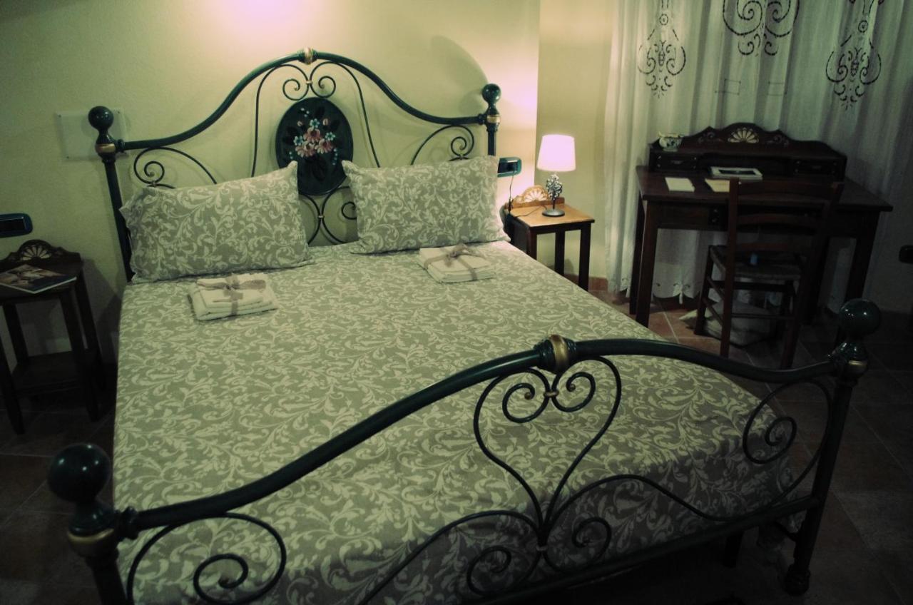Casa De Ajala - B&B De Charme In Antica Dimora Totalmente Ristrutturata E Dotata Di Tutti I Confort Bagni Privati Spazio Living Patio Esterno Ambienti Climatizzati Degustazioni Prodotti Locali Làconi Екстериор снимка