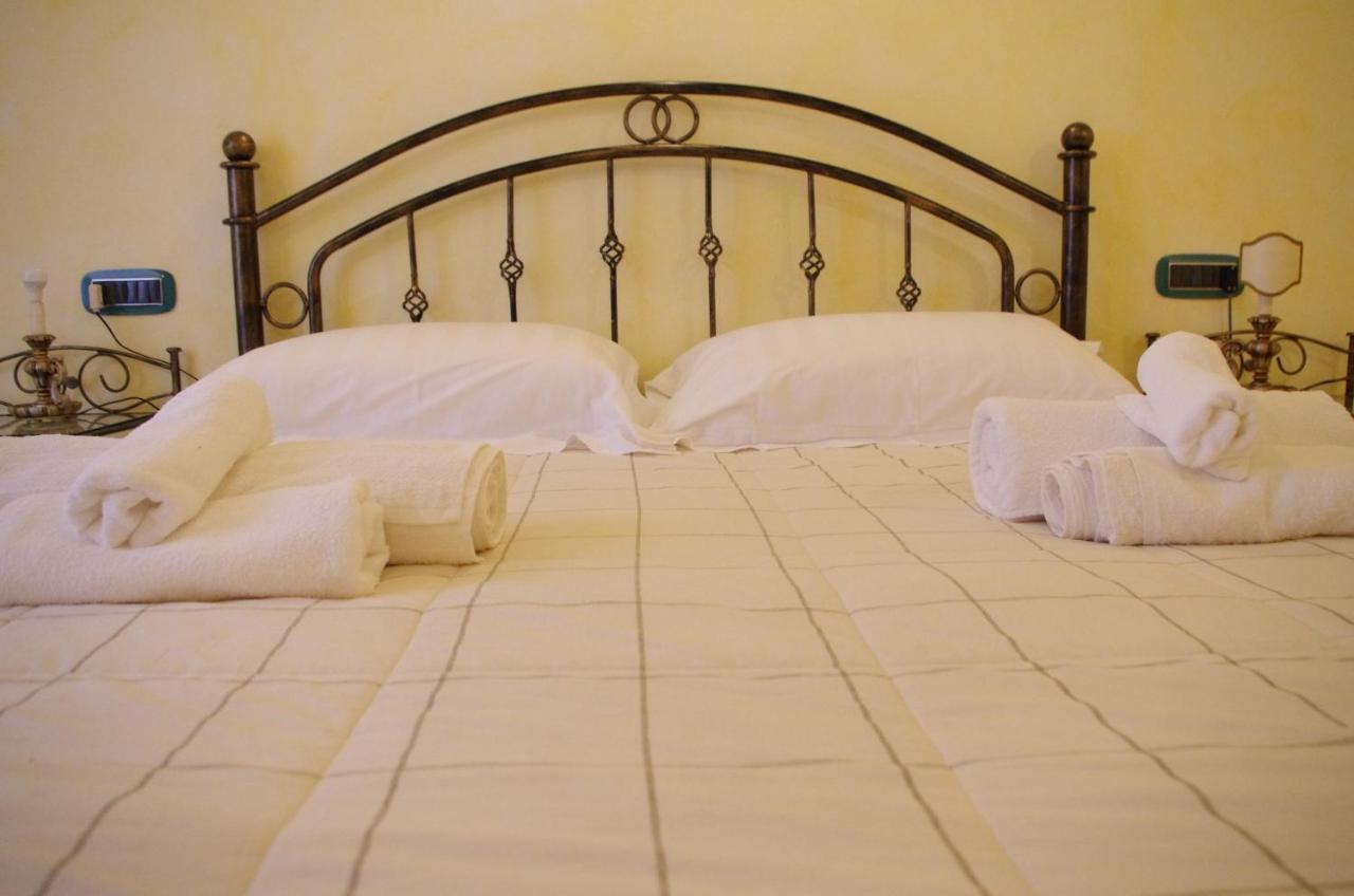Casa De Ajala - B&B De Charme In Antica Dimora Totalmente Ristrutturata E Dotata Di Tutti I Confort Bagni Privati Spazio Living Patio Esterno Ambienti Climatizzati Degustazioni Prodotti Locali Làconi Екстериор снимка