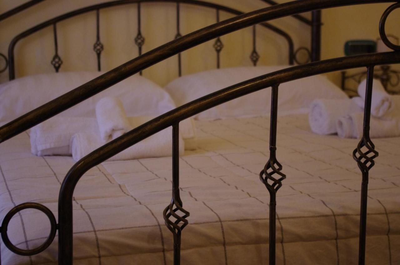 Casa De Ajala - B&B De Charme In Antica Dimora Totalmente Ristrutturata E Dotata Di Tutti I Confort Bagni Privati Spazio Living Patio Esterno Ambienti Climatizzati Degustazioni Prodotti Locali Làconi Екстериор снимка