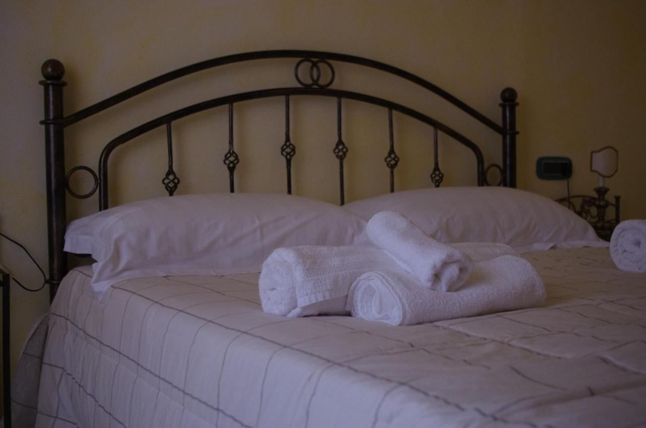 Casa De Ajala - B&B De Charme In Antica Dimora Totalmente Ristrutturata E Dotata Di Tutti I Confort Bagni Privati Spazio Living Patio Esterno Ambienti Climatizzati Degustazioni Prodotti Locali Làconi Екстериор снимка
