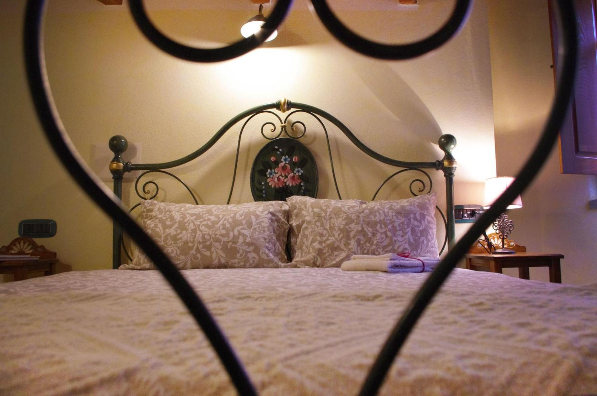 Casa De Ajala - B&B De Charme In Antica Dimora Totalmente Ristrutturata E Dotata Di Tutti I Confort Bagni Privati Spazio Living Patio Esterno Ambienti Climatizzati Degustazioni Prodotti Locali Làconi Екстериор снимка